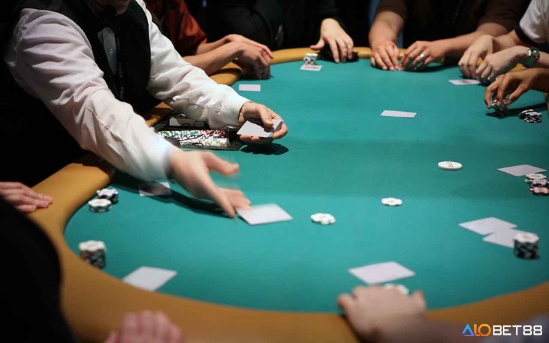 Quản lý tiền hiệu quả là chìa khóa giúp người chơi poker kiểm soát rủi ro, giữ vững tâm lý và phát triển kỹ năng một cách bền vững