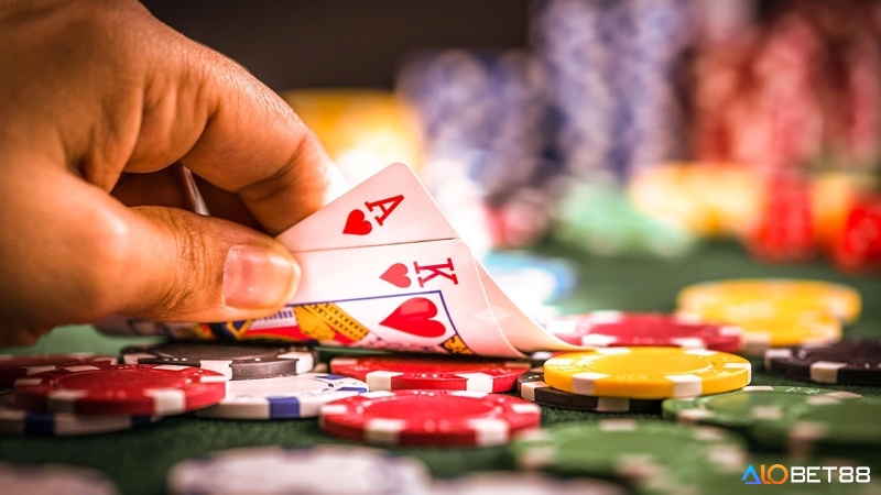 Bluff và semi-bluff là chiến thuật poker giúp gây áp lực lên đối thủ, nhưng đòi hỏi người chơi phải chọn đúng thời điểm, đối thủ và đọc board chính xác để đạt hiệu quả