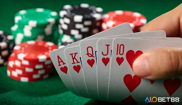 Chiến thuật poker khai thác giúp tận dụng điểm yếu của đối thủ bằng cách điều chỉnh lối chơi linh hoạt, từ đó tối đa hóa lợi thế trong từng ván bài