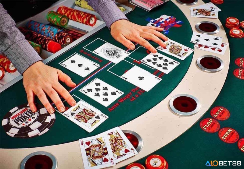 Các giai đoạn của một ván xì tố: Pre-flop, Flop, Turn, River và Showdown.