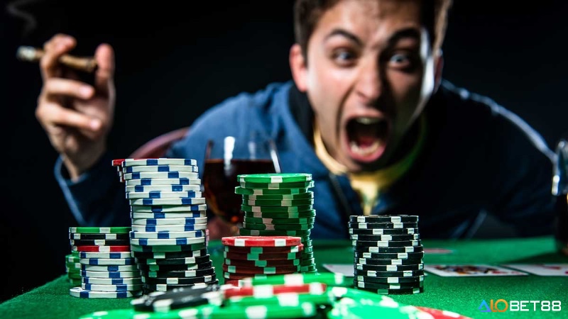 Điều quan trọng đánh bài xì tố hay bất kì game bài nào khác là phải giữ một cái đầu lạnh.
