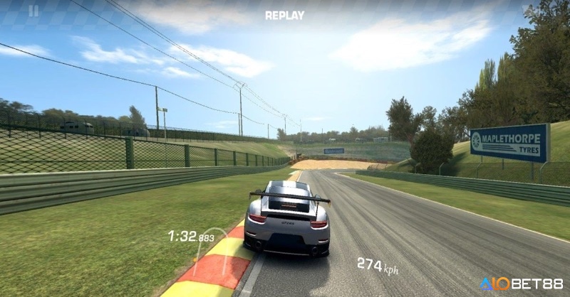 Các thể loại game đua xe điện thoại đa dạng từ arcade, mô phỏng đến kart racing, đáp ứng nhiều phong cách chơi khác nhau
