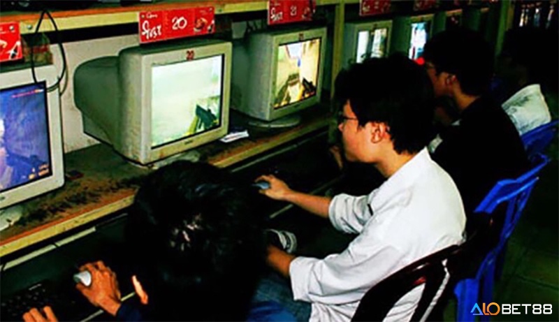 Một nhóm bạn đang thi đấu Counter-Strike trong quán net năm 2000 – biểu tượng của tình bạn, đối đầu, và văn hóa “trash talk” đời đầu.
