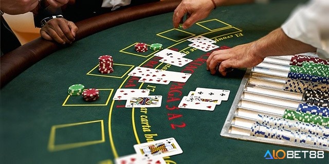 Giữ bình tĩnh khi chơi là một mẹo chơi poker quan trọng để giúp người chơi đưa ra quyết định đúng đắn