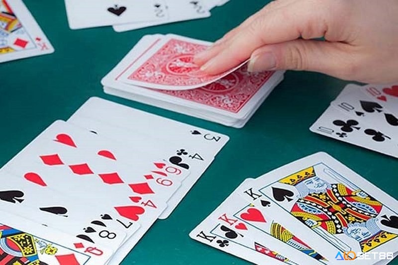 Giải thích bài Baccarat cần hiểu rõ về sự so sánh giá trí giữa các lá bài và tình huống chiến thắng