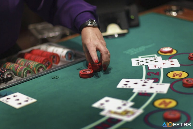 Để giải thích bài Baccarat một cách đầy đủ, việc hiểu rõ luật chơi cơ bản là điều thiết yếu