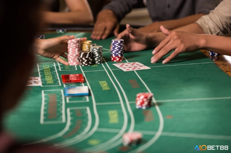 Khi giải thích bài Baccarat hiện đại không thể bỏ qua sự khác biệt giữa chơi trực tuyến và tại casino thực tế