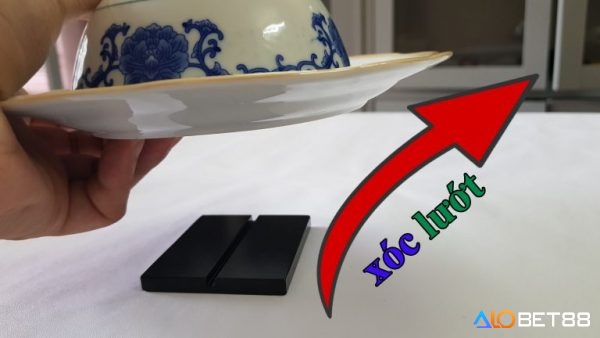 Kẹp nam châm xóc đĩa là một thiết bị được sử dụng trong trò chơi xóc đĩa nhằm mục đích gian lận