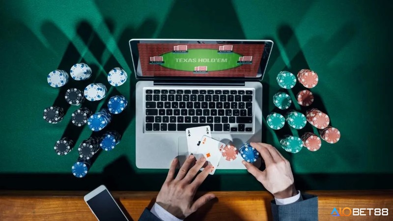 Live poker online kết hợp trải nghiệm poker truyền thống với công nghệ streaming, tương tác với dealer thật