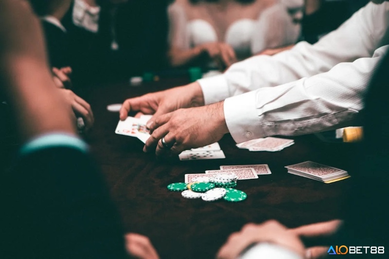 Người chơi Texas Hold'em kết hợp bài riêng và bài chung để tạo tay mạnh và chọn hành động hợp lý mỗi vòng