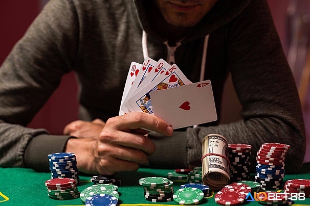 Người chơi poker ăn tiền đưa ra quyết định qua 4 vòng cược, trong đó Pre-flop ảnh hưởng lớn nhất đến kết quả ván bài