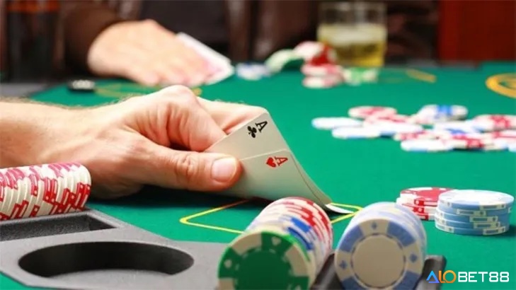 Người chơi poker ăn tiền cần quản lý bankroll chặt chẽ theo quy tắc 20 buy-in để tránh rủi ro và duy trì cuộc chơi lâu dài