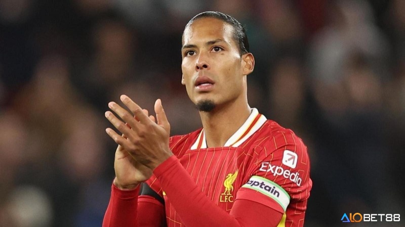 Van Dijk trong top hậu vệ hay nhất với sự bình tĩnh, không chiến xuất sắc và khả năng tổ chức hàng thủ vững chắc