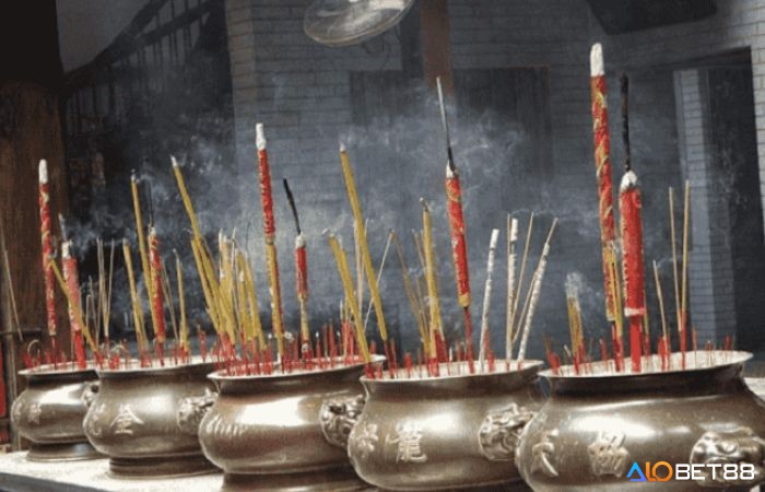 Giải mã giấc mơ thấy bát hương cháy: nhiều bát hương cùng lúc là sự căng thẳng