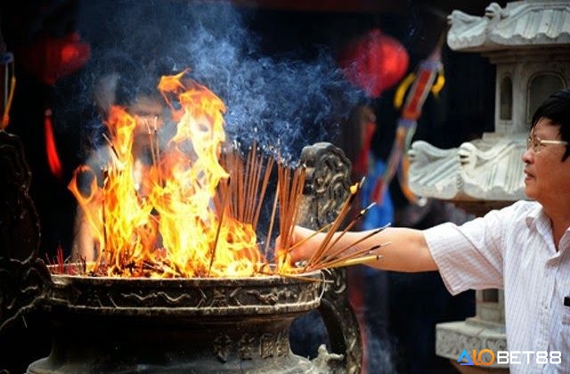Gỉải mã giấc mơ thấy bát hương cháy với người Việt rất quan trọng về mặt tâm linh