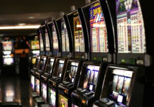 Luật chơi xèng trong casino: Hướng dẫn chi tiết A-Z 2025