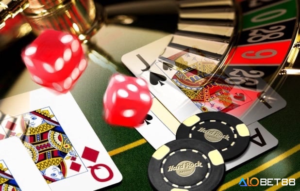 Trò chơi bàn truyền thống và live casino mang đến trải nghiệm chân thực, tương tác trực tiếp với dealer cho người chơi Việt