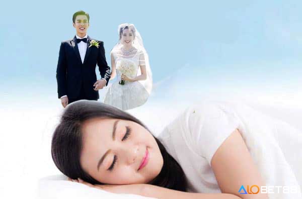 Tâm trí người mơ vui vẻ khi thấy người yêu cũ lấy vợ, biểu thị sự buông bỏ quá khứ và sẵn sàng đón nhận hạnh phúc mới