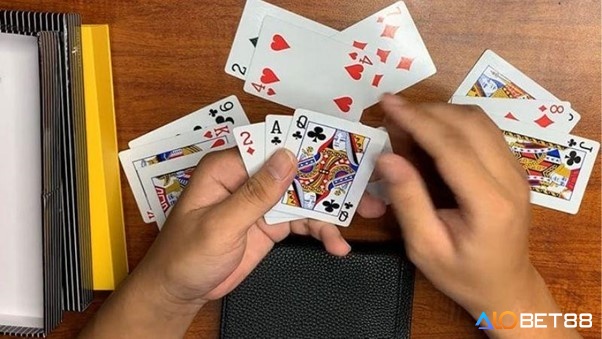 Nắm vững luật chơi và cách tính điểm là nền tảng quan trọng, trước khi tìm hiểu sâu hơn về cách chia bài được liêng