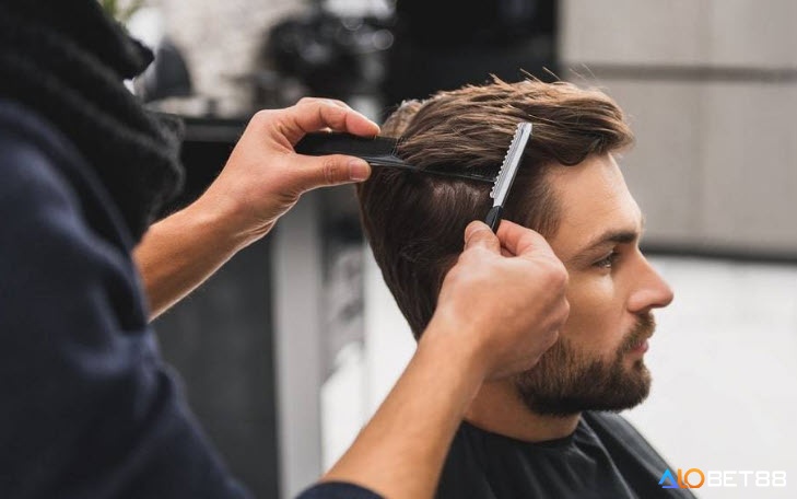 Ý nghĩa giấc mơ dựa vào địa điểm và hoàn cảnh cắt tóc, từ tiệm đến không gian riêng tư hoặc bất thường.