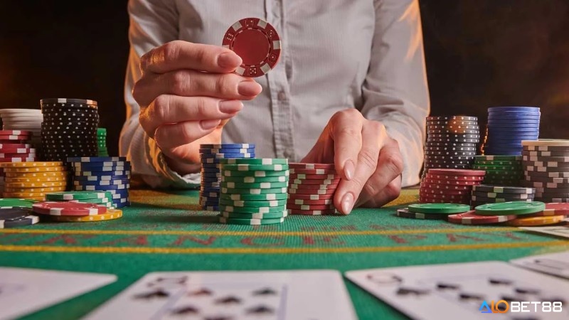 Giải thích bài đợi sảnh và các dạng phổ biến như open-ended và gutshot straight draw.