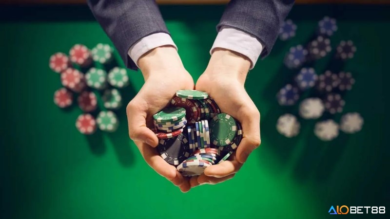 Chiến lược chơi combo draws và áp dụng implied odds để tận dụng tối đa cơ hội thắng.