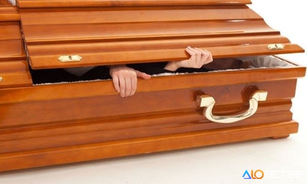 Giấc mơ thấy quan tài bị lật thể hiện cho những thay đổi bất ngờ trong cuộc sống của bạn