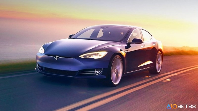 Giấc mơ thấy lái xe sang trọng thể hiện cho tham vọng mà bạn đang mong muốn