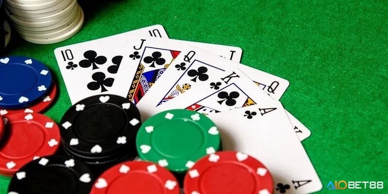 Quan sát đối thủ giúp bạn có thể dự đoán được bài cũng như các bước đi tiếp theo chính xác hơn