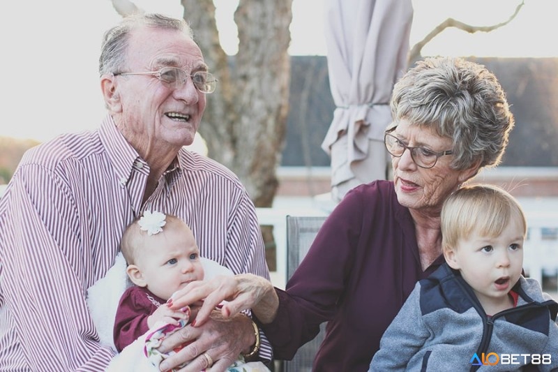 Giấc mơ thấy ông bà đã mất từ lâu thể hiện cho sự kết nối tâm linh sâu sắc với tổ tiên của bạn